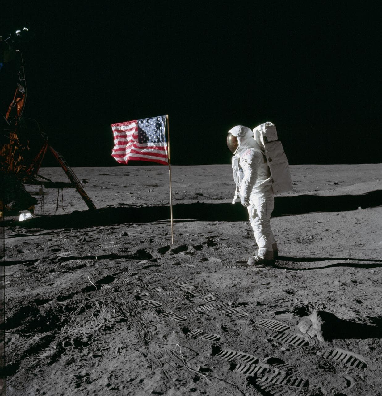 In this iconic Apollo 11 photograph, astronaut Aldrin poses beside the deployed U.S. flag on the lunar surface.
#apollo #moon